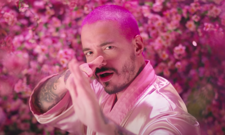 J Balvin aprende artes marciais em um mundo cor-de-rosa no clipe de “Rosa”. Confira aqui.