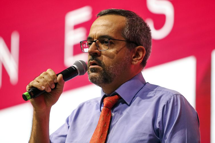 De saída, Weintraub revoga portaria que estipulava cotas na pós-graduação