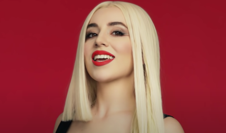 Ava Max anuncia novo single, “Who’s Laughing Now?” para esta terça-feira (02)​​​​​​​