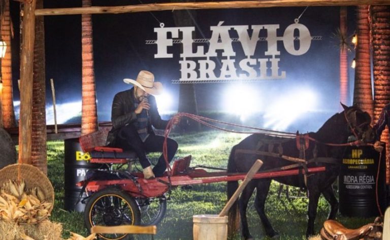 Cantor sertanejo é ‘levado’ por cavalo nos primeiros segundos de live e vira meme