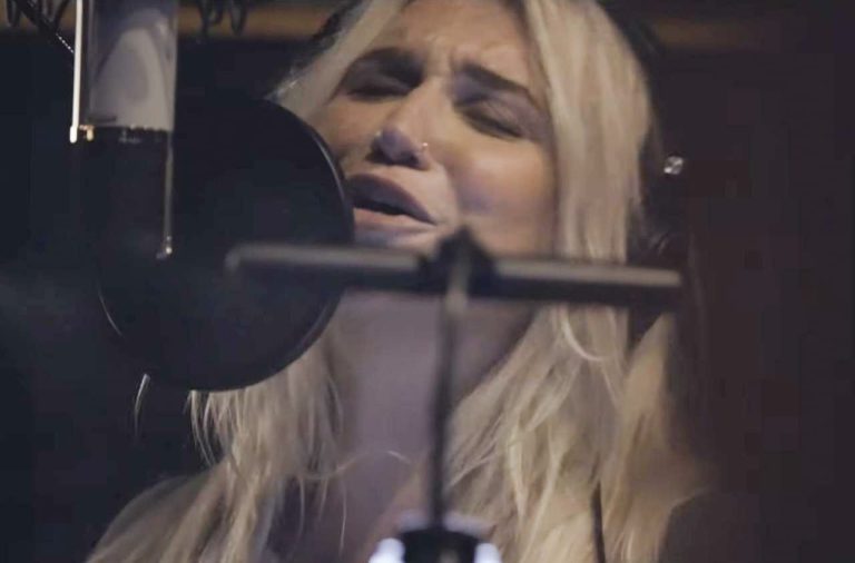 Kesha libera cover de “Children of the Revolution”, música do T. Rex. Assista o clipe