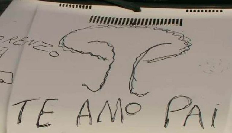 Menino risca “Eu te amo” para o pai no capô do carro da família e viraliza