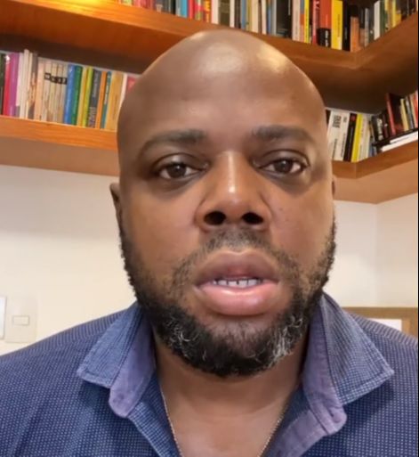 Érico Brás escreve livro com relatos de suas histórias de racismo e repressão policial