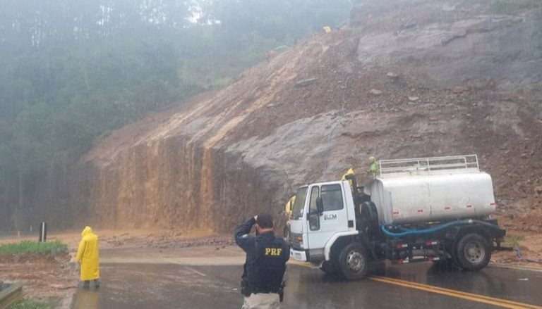 Queda de barreira interdita totalmente a BR-262