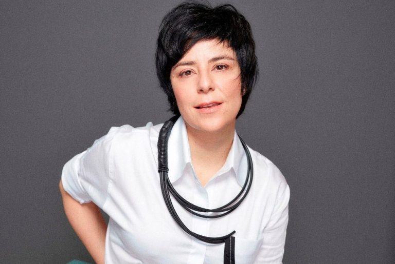 Fernanda Takai retrata questionamentos e recorre à memória afetiva em novo disco