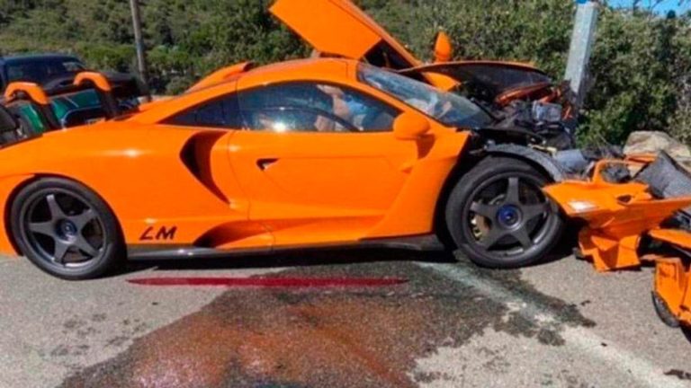 Carro avaliado em 8 milhões fica destruído em acidente