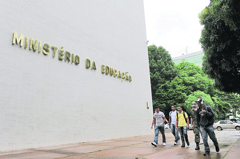 Bolsonaro nomeia o Conselho Nacional de Educação e exclui representantes estudantis