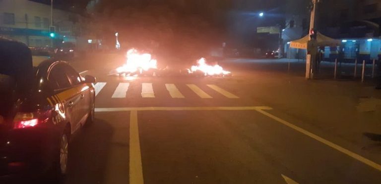 Vídeo | Protesto interdita a BR-262 em Cariacica