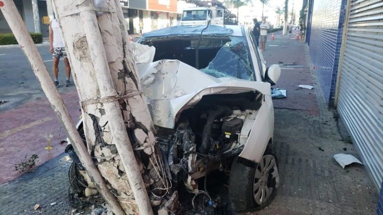 Motorista morre e passageiros ficam feridos após carro bater em poste em Vila Velha