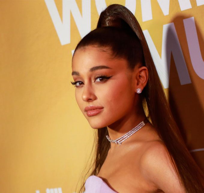 Ariana Grande supera Rihanna e se torna mulher mais ouvida da plataforma Spotify