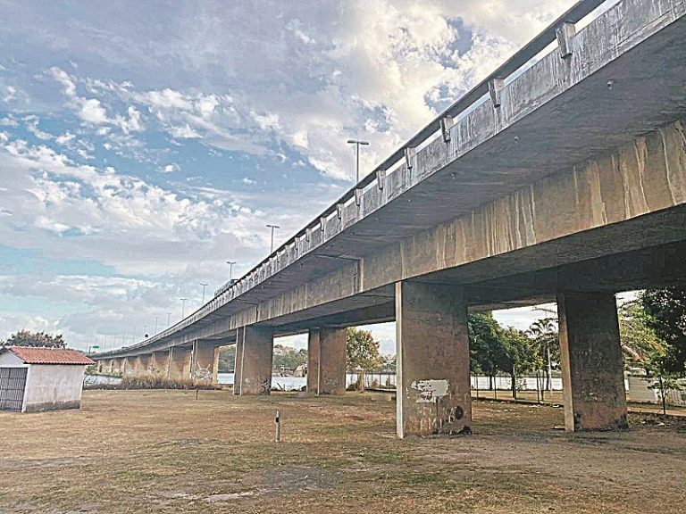 VÍDEO | Carro capota e deixa feridos na Segunda Ponte