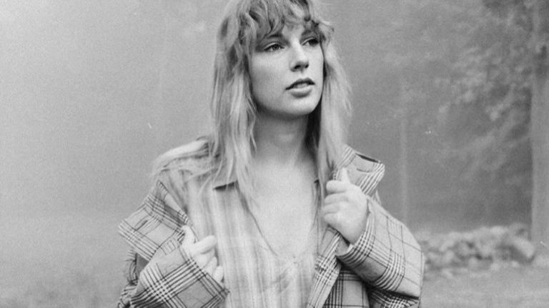 Taylor Swift lança versão deluxe do álbum “Folklore” com a faixa inédita “The Lakes”