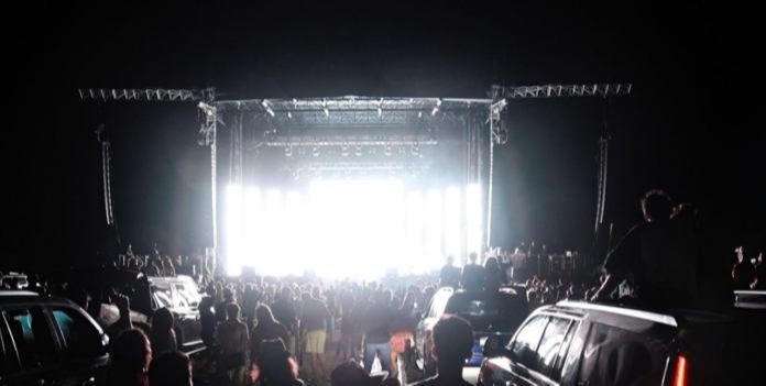 The Chainsmokers são criticados após público desobedecer regras em show drive-in