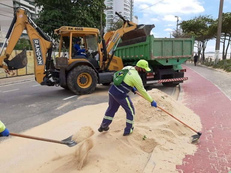 Ventos carregam 43 toneladas de areia da praia para o calçadão de Vila Velha
