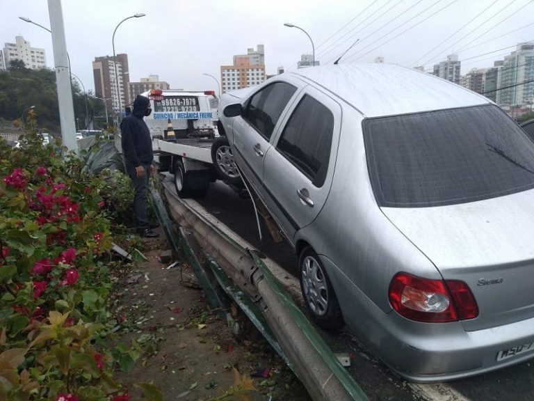 Acidente e semáforos quebrados complicam trânsito em Vitória