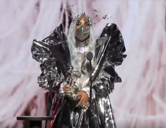 Lady Gaga recebe TRICON Award no VMA. Ausência de Michael Jackson Video Vanguard Award