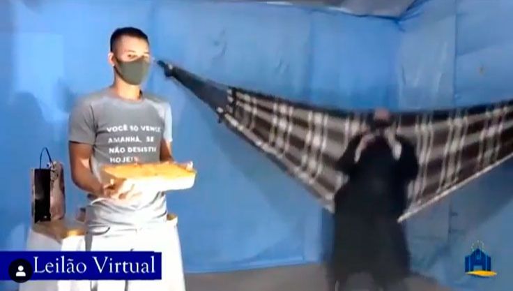 VÍDEO | Padre viraliza após fazer leilão de lasanha balançando em uma rede