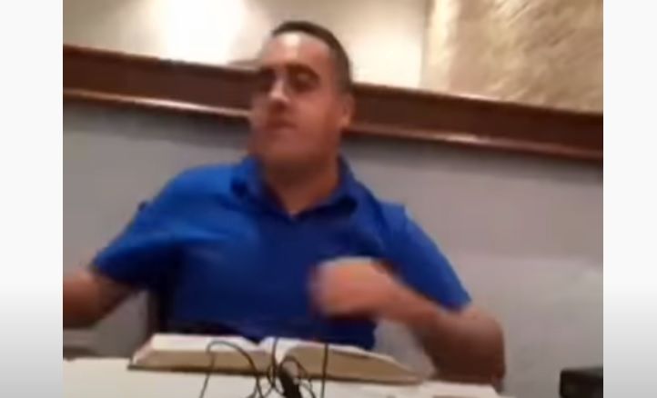 Sem saber que estava ao vivo, pastor agride mulher durante live