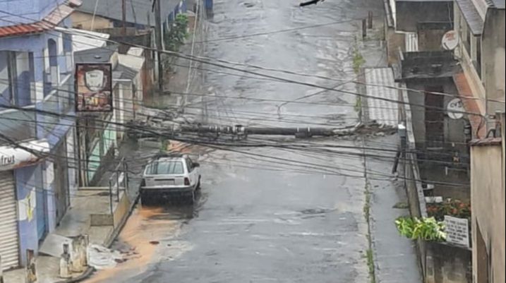 Poste cai durante temporal em Cariacica e moradores ficam sem energia