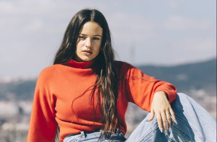 Embaixadora da campanha “Viva Glam”, Rosalía revela que lançará oficialmente a música “Como Ali”
