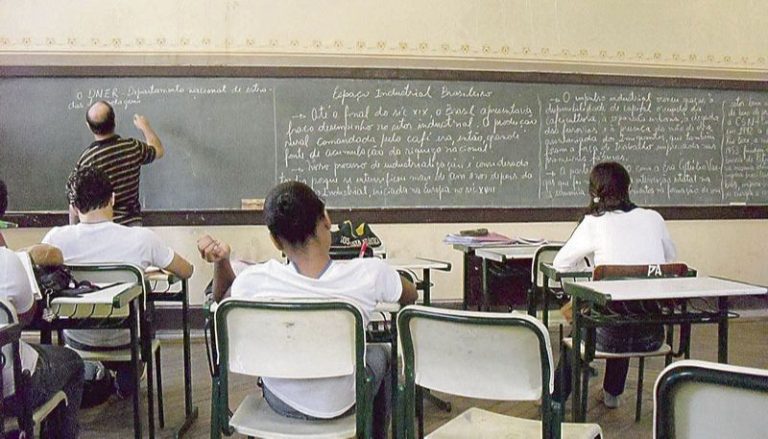 Escolas só devem ficar fechadas se não houver outra alternativa, dizem entidades