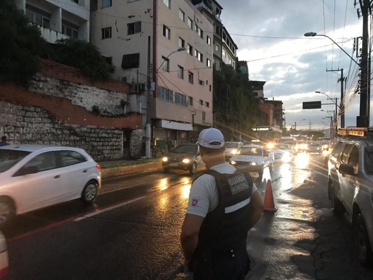 Defesa Civil de Vitória emite alerta de deslizamento para seis bairros