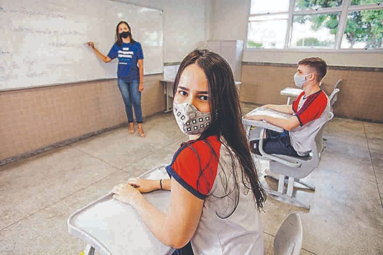 Aulas online e presenciais em 2021 por Sesi