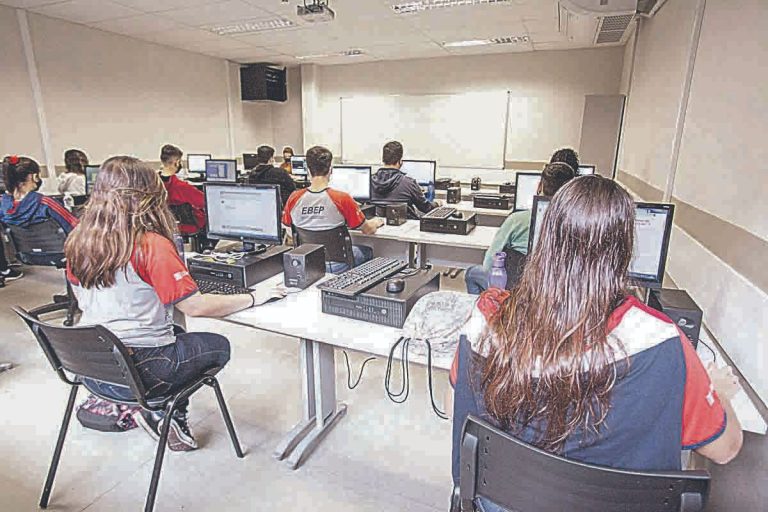 Cursos técnicos em salas virtuais por Senai