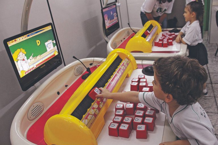 Tecnologia para aulas dinâmicas por Escola Santa Adame
