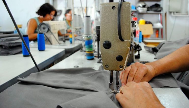 Apesar de desemprego recorde, faltam costureiras em polo têxtil