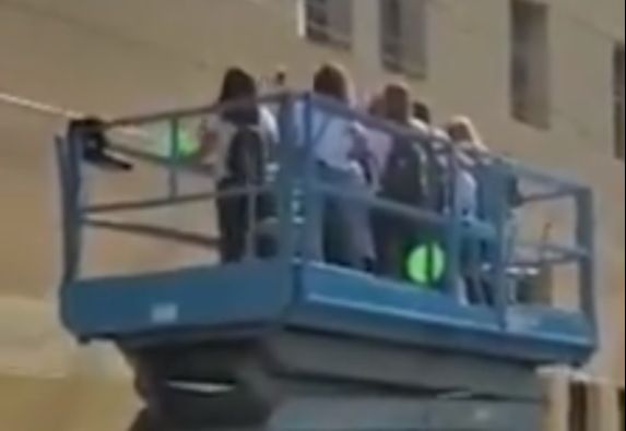 VÍDEO | Mulheres alugam guindaste para ver amiga internada em hospital