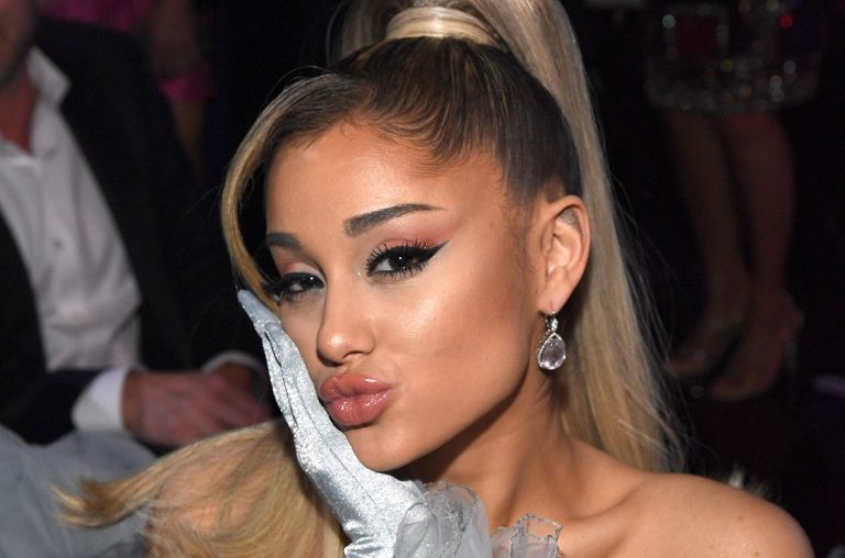 Ariana Grande anuncia lançamento de novo álbum neste mês