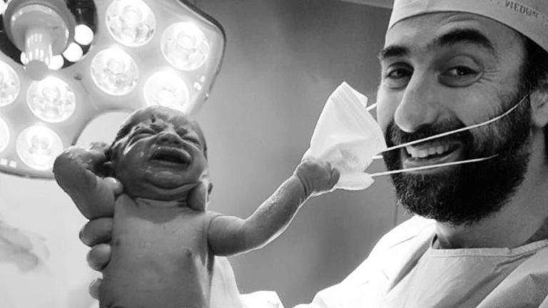 Bebê puxa máscara de médico ao nascer