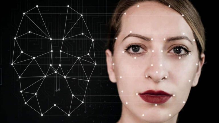 Robô digital cria nudes falsos de mais de 100 mil mulheres