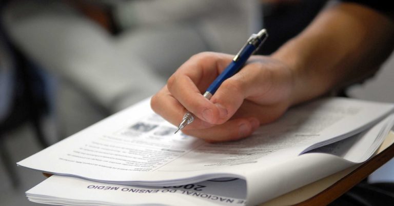 Fies adia para 2022 exigência de nota mínima de 400 pontos na redação do Enem