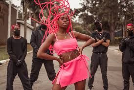 MC Soffia anuncia show online exclusivo via ShowlivrePlay
