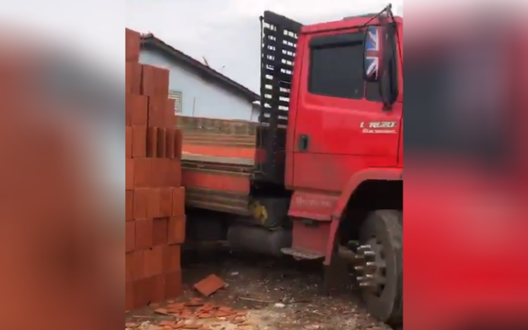 VÍDEO | Motorista viraliza após descarregar tijolos e “prender” caminhão em lote