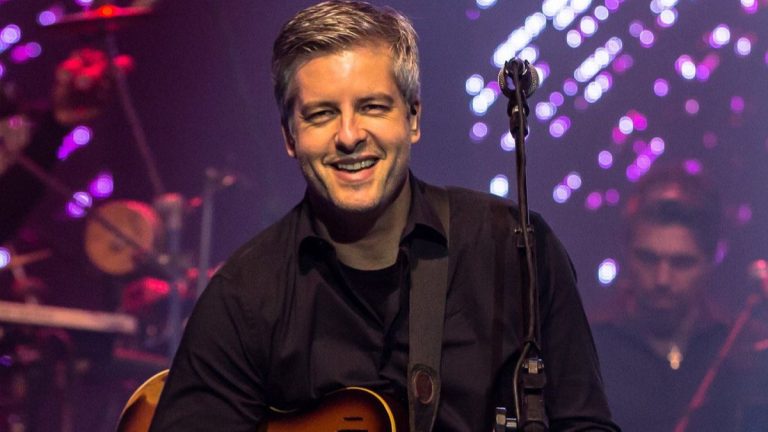 2 anos após o fim da dupla com Léo, Victor Chaves anuncia álbum solo inédito com 10 músicas no projeto VC