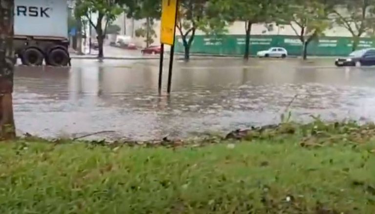 Chuva deixa ruas alagadas e prejudica o trânsito na Grande Vitória