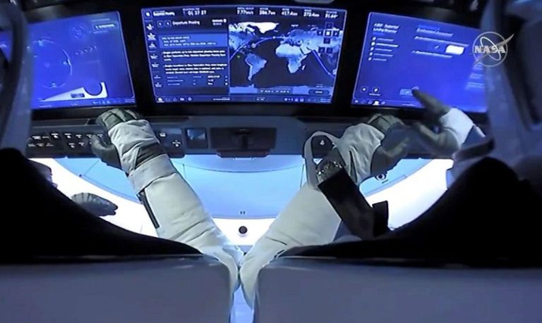 Cápsula Dragon da SpaceX chega à Estação Espacial Internacional com 4 astronautas