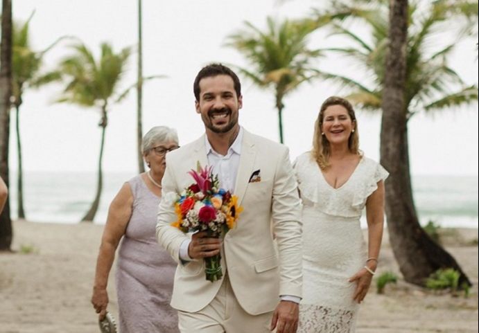 Médico termina com noivo e decide se casar sozinho