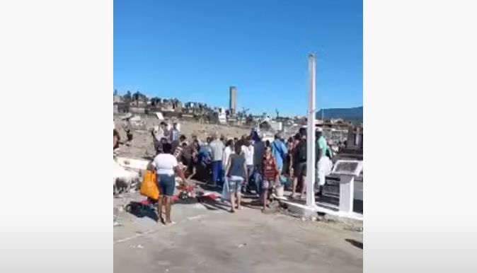 VÍDEO | Multidão disputa oferenda de R$ 15 mil deixada em cemitério