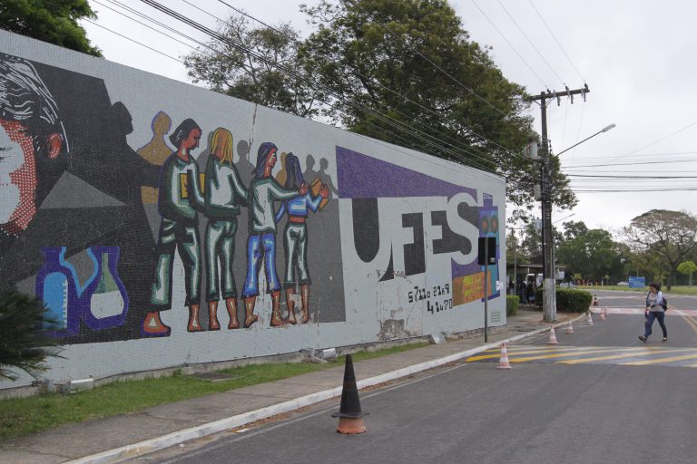 Ufes abre 10 vagas para professores com salário de até R$ 5.831