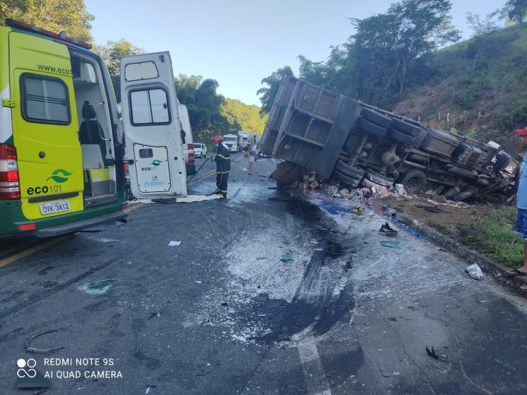 Acidente entre caminhão, van e carro interdita a BR-101