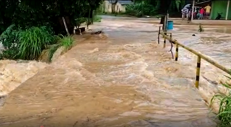 VÍDEOS | Em minutos, água encobre ponte no Sul do Estado: “Agora é só arriscando”