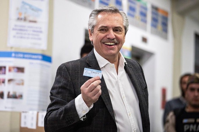 Vacinação na Argentina começará às 9h da terça-feira, diz presidente Fernández