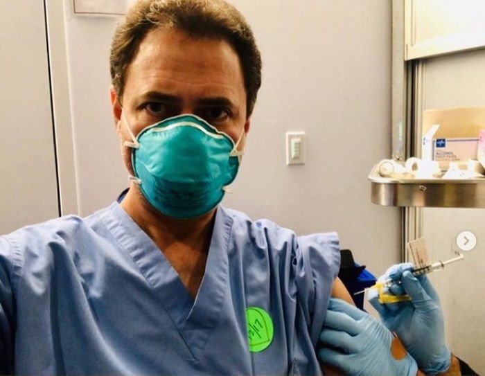 Médico brasileiro recebe vacina contra Covid-19 nos Estados Unidos