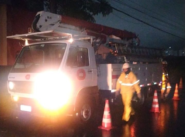 Árvore cai em fio de alta-tensão e deixa moradores sem energia na Serra