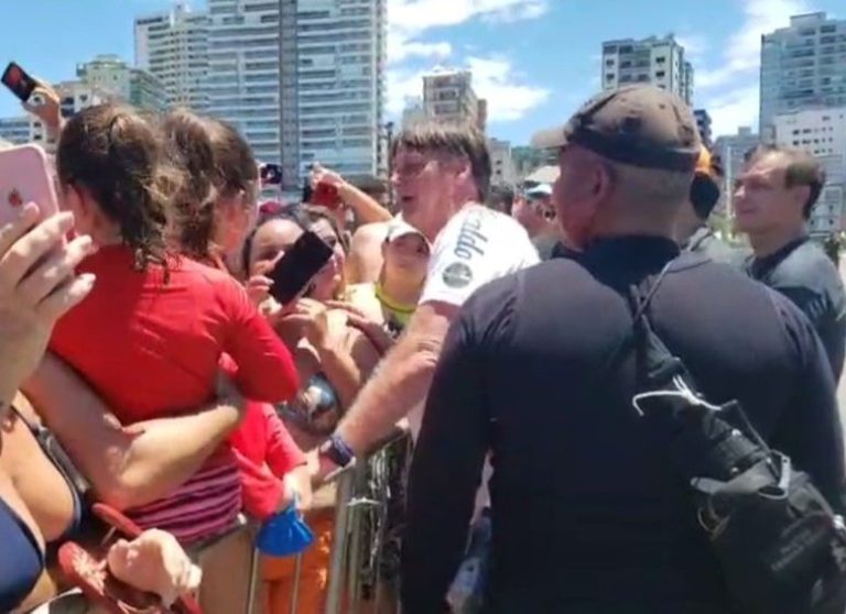 Sem máscara, Bolsonaro provoca aglomeração em praia de SP