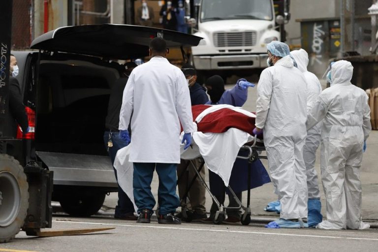 EUA têm novo recorde de casos de covid-19 e mortes chegam a 313 mil
